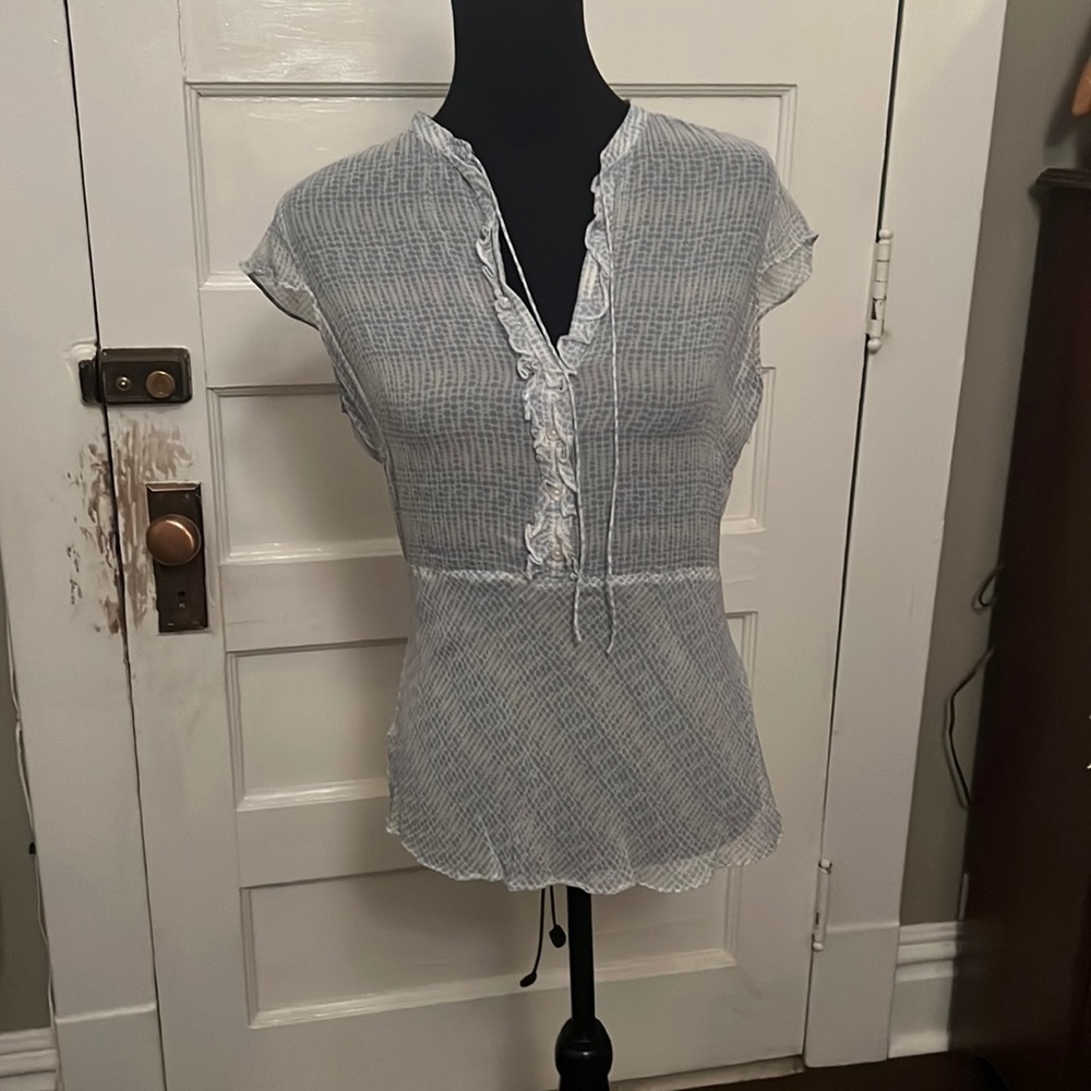 Like-new flutter cap-sleeve fitted blouse. Size M, side zip, ruffle details